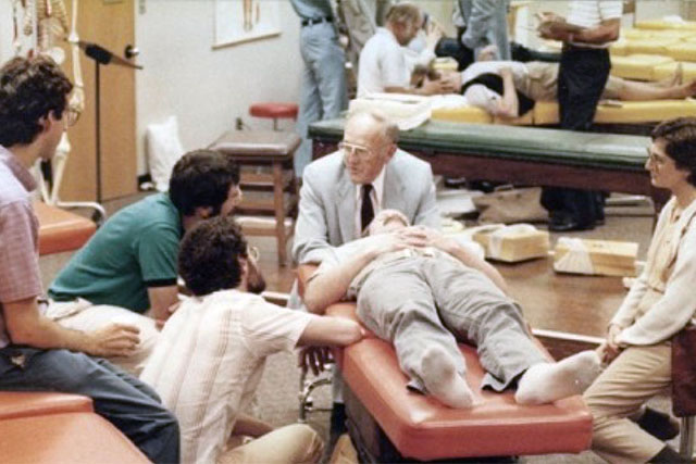 Dr. R. E. Becker impartiendo clase